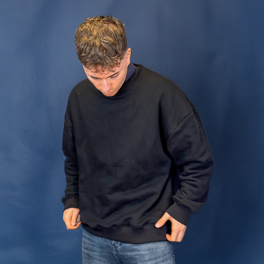 Genähtes Sweatshirt aus dem DIY Kit getragen als Beispiel für Passform und Stoffqualität.
