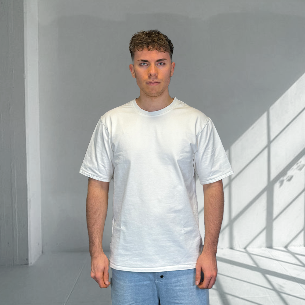 Beispielbild des genähten T-Shirts aus dem DIY Kit, getragen zur Darstellung der Passform.