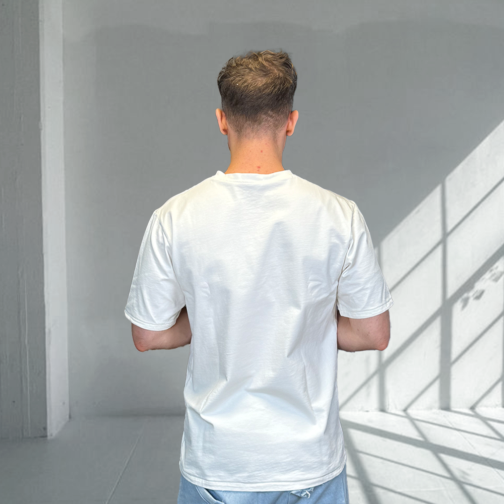 Genähtes T-Shirt aus Premium Jersey, getragenes Beispiel für Schnitt, Look und Material.