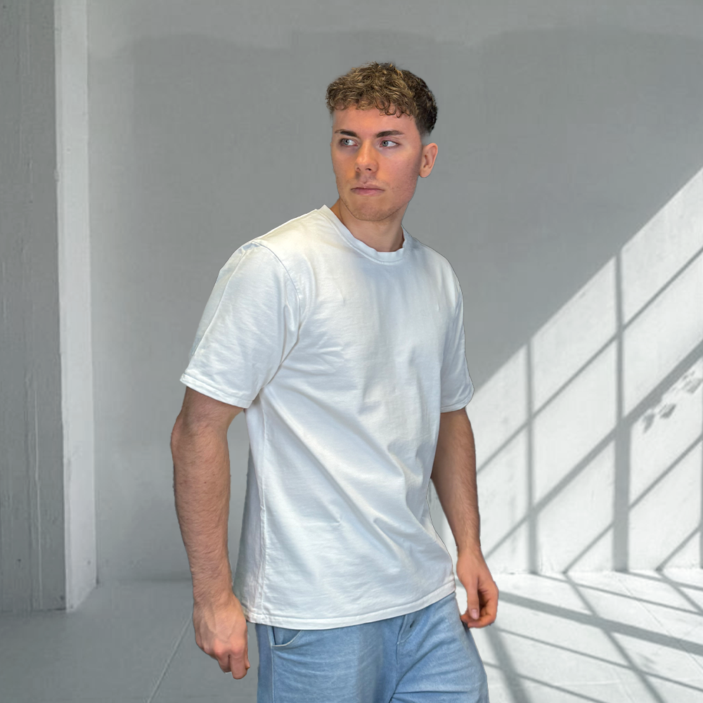 Genähtes T-Shirt aus Premium Jersey, getragenes Beispiel für Schnitt, Look und Material.