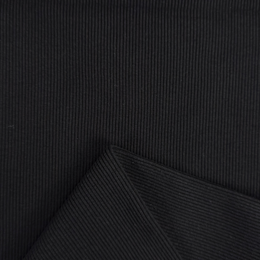 Detailaufnahme des feinen Rippmusters des schwarzen Bündchenstoffs mit dichter, elastischer Struktur und matter Oberfläche.