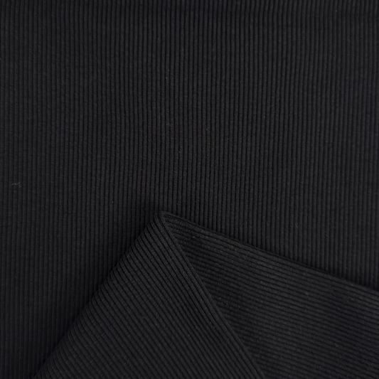 Detailaufnahme des feinen Rippmusters des schwarzen Bündchenstoffs mit dichter, elastischer Struktur und matter Oberfläche.