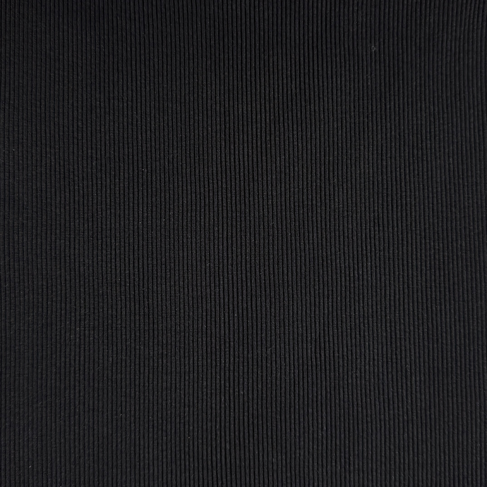 Schwerer, elastischer Bündchenstoff in Schwarz, zeigt den gleichmäßigen Griff und die farbliche Abstimmung zum passenden Heavy Sweat.