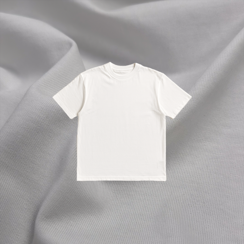 Weißes selbstgenähtes T-Shirt aus 290 g/m² Premium Jersey, Produktfoto des DIY T-Shirt Kits.